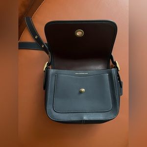 Like-new Retro style leather crossbody.